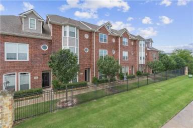 Main picture of Lakeridge Townhomes