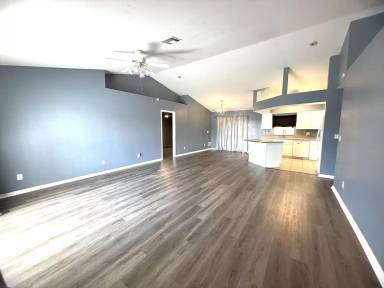 Main picture of 302 NW 2nd Pl