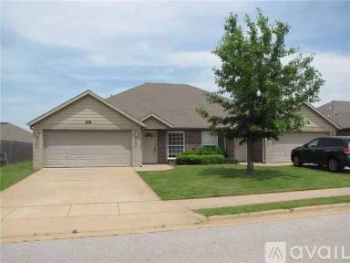 Main picture of 943 Oak Crossing Dr