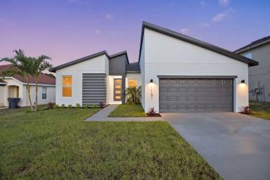 Main picture of 302 W Aster Ct