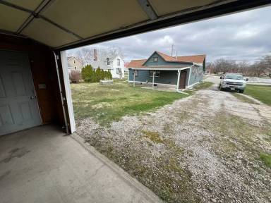 Main picture of 606 W 2nd St