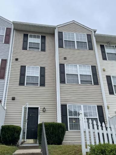 Main picture of 133 Royalty Cir