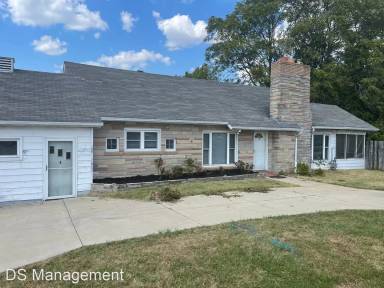 Main picture of 1581 S Old Highway 94