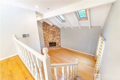 Main picture of 2421 Vanderbilt Ln