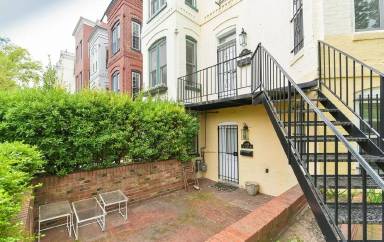 Main picture of 442 3rd St NE