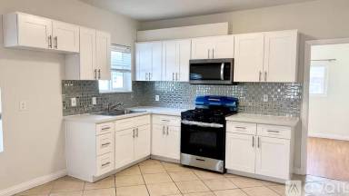 Main picture of 1116 E 16th St