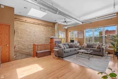 Main picture of 1341 N Western Ave