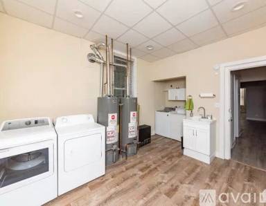 Main picture of 1446 W Lexington St