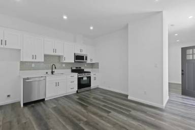 Main picture of 16510 Chatsworth St