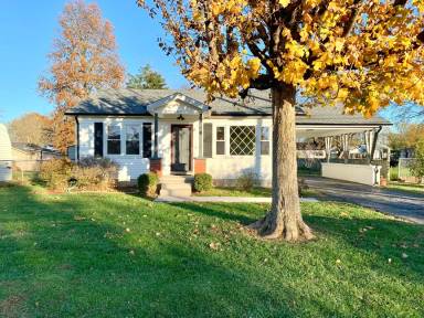 Main picture of 202 N Henderson Dr