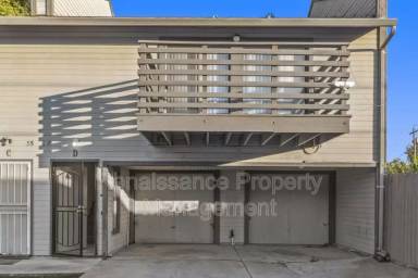 Main picture of 35 E 7th St