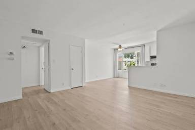 Main picture of 21000 Parthenia St
