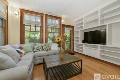 Main picture of 245 River St