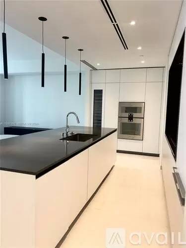 Main picture of 300 Biscayne Boulevard Way