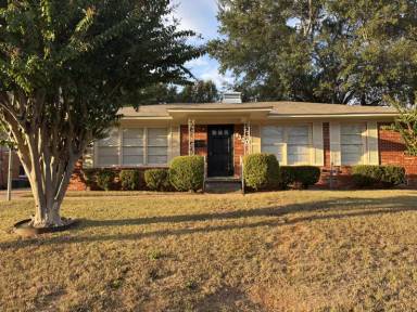 Main picture of 1300 E Hankerson St