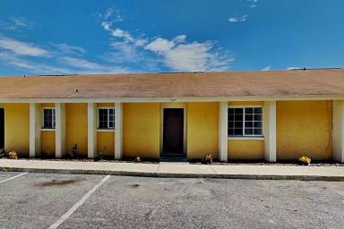 Main picture of 1913 Truman Rd