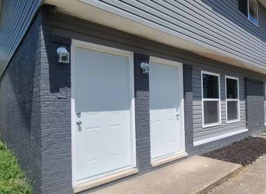 Main picture of 400 E Van Buren St