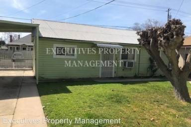 Main picture of 852 W 20th St