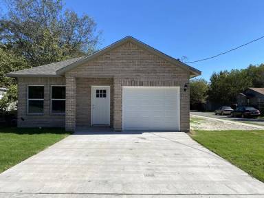Main picture of 2221 Langford St