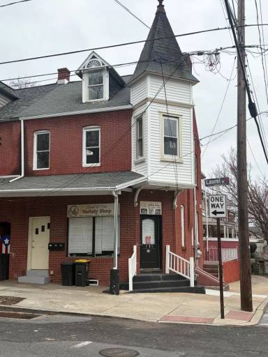 Main picture of 121 Laurel St