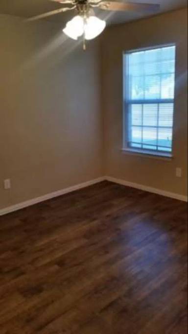 Main picture of 11 W Maple Ave