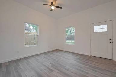 Main picture of 9003 Hilda St
