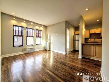 Main picture of 742 W Addison St