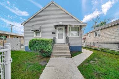 Main picture of 2842 Schrage Ave