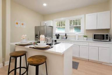Main picture of 105 W 36th St