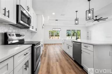 Main picture of 6670 SW 13th Ln