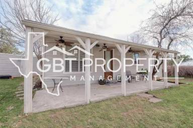Main picture of 324 E Castlewood Dr