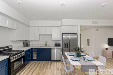 Main picture of 1421 W Adams Blvd