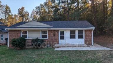 Main picture of 900 Lansing St