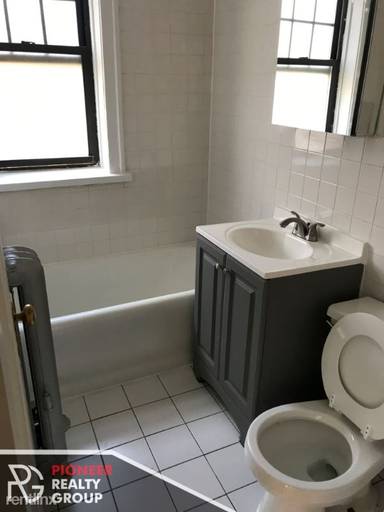 Main picture of 2332 W Addison St