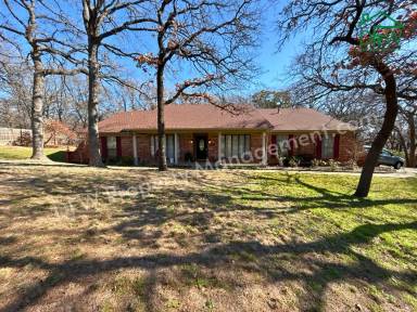 Main picture of 1016 Oakwood Cir
