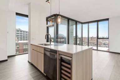 Main picture of 1410 W Randolph St