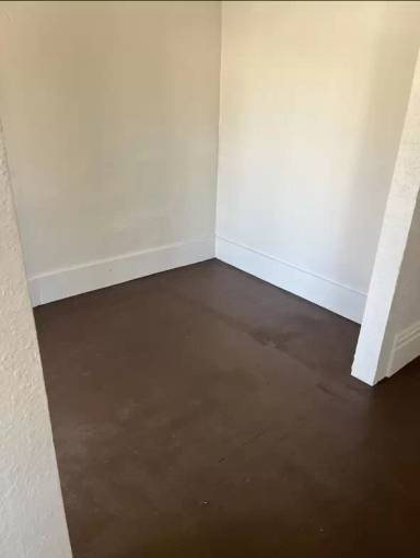 Main picture of 111 W Poplar St