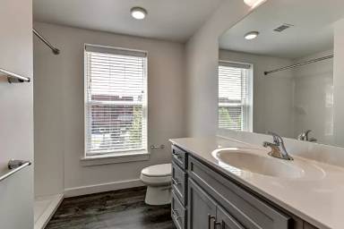 Main picture of 550 New Holland Ave