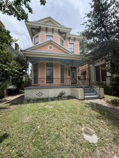 Main picture of 305 W 39th St