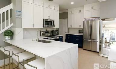 Main picture of 875 Hampton Cir