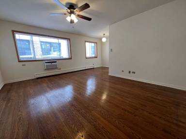 Main picture of 417 W Roscoe St