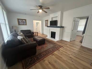 Main picture of 617 E College St