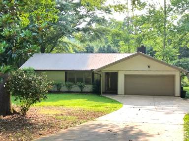 Main picture of 100 Lakeview Ln