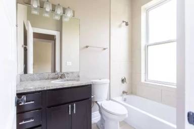 Main picture of 1523 W Addison St