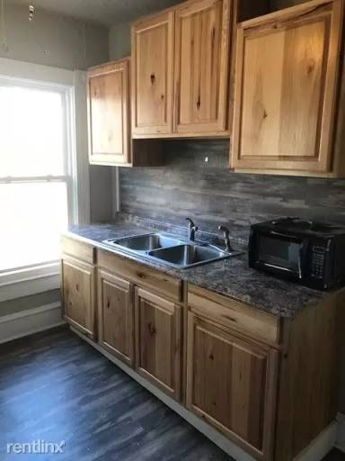 Main picture of 225 W 13th St