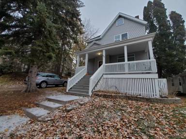 Main picture of 220 N 16th Ave E