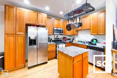 Main picture of 903 W Lawrence Ave
