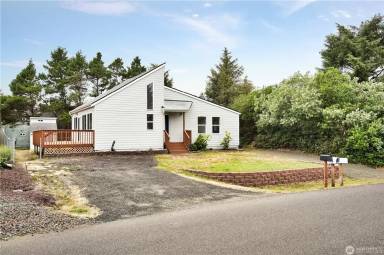 Main picture of 312 N Razor Clam Dr SW