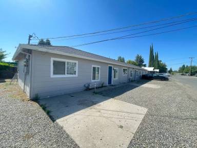Main picture of 2282 Maple St