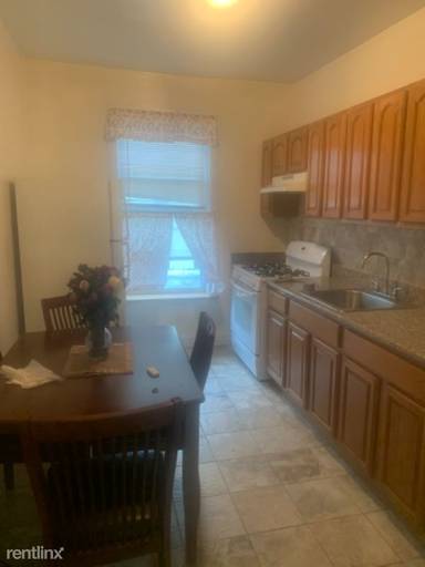 Main picture of 23 E 95th St